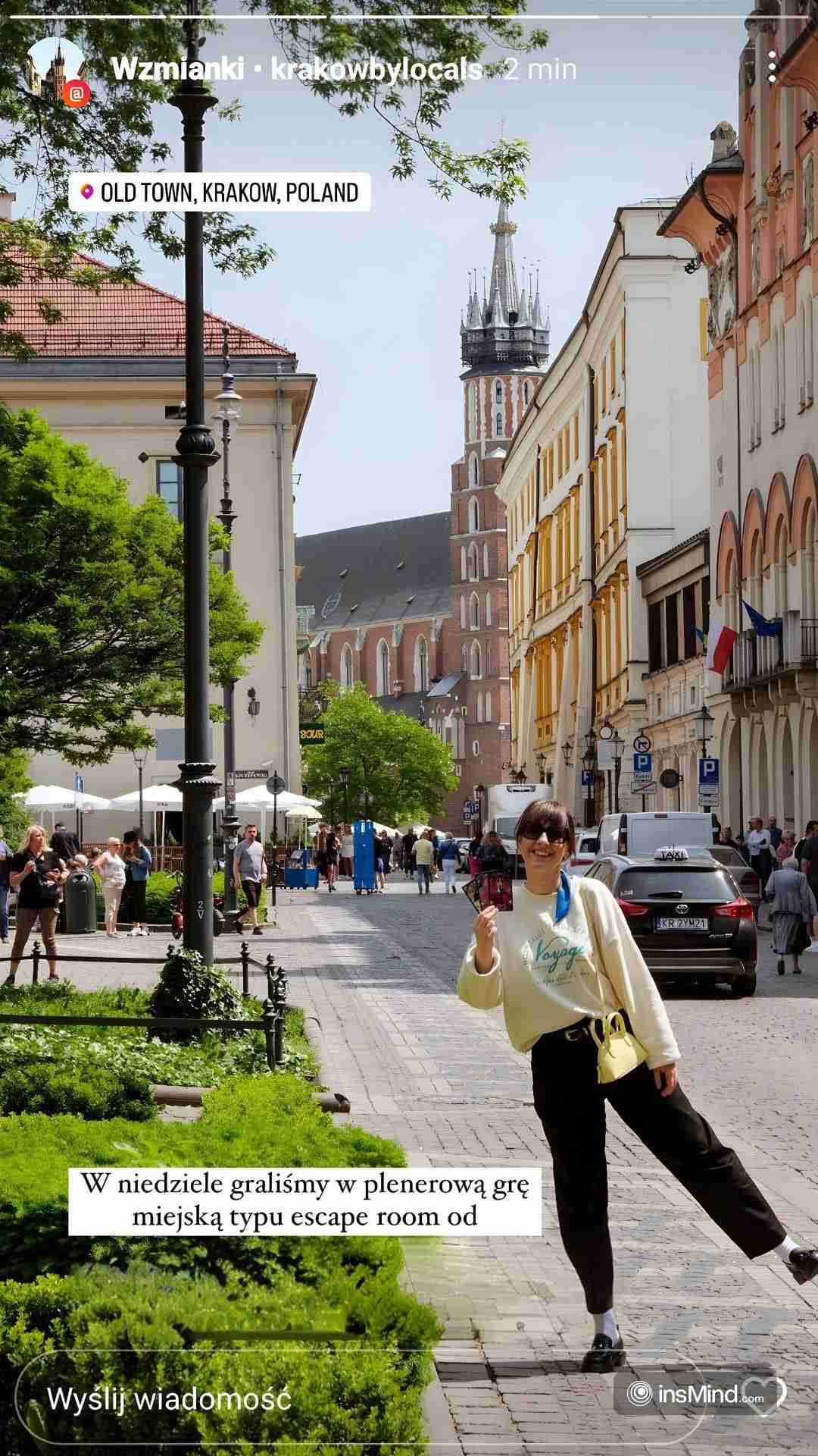 Drużyna analizuje wskazówki podczas gry