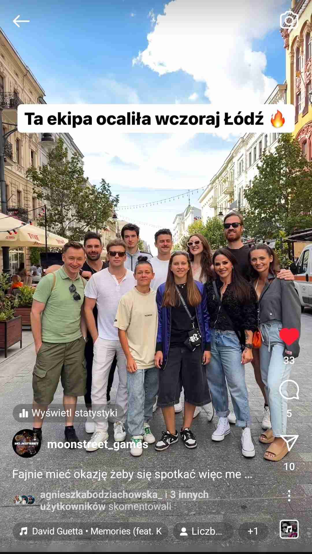 Zespół świętuje ukończenie gry miejskiej