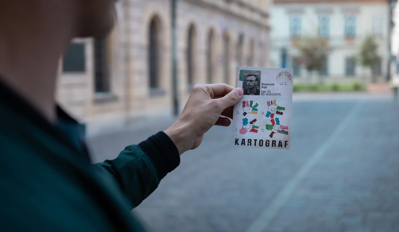 Rekwizyty gry miejskiej W cieniu Krasnali — karta agenta Kartografa